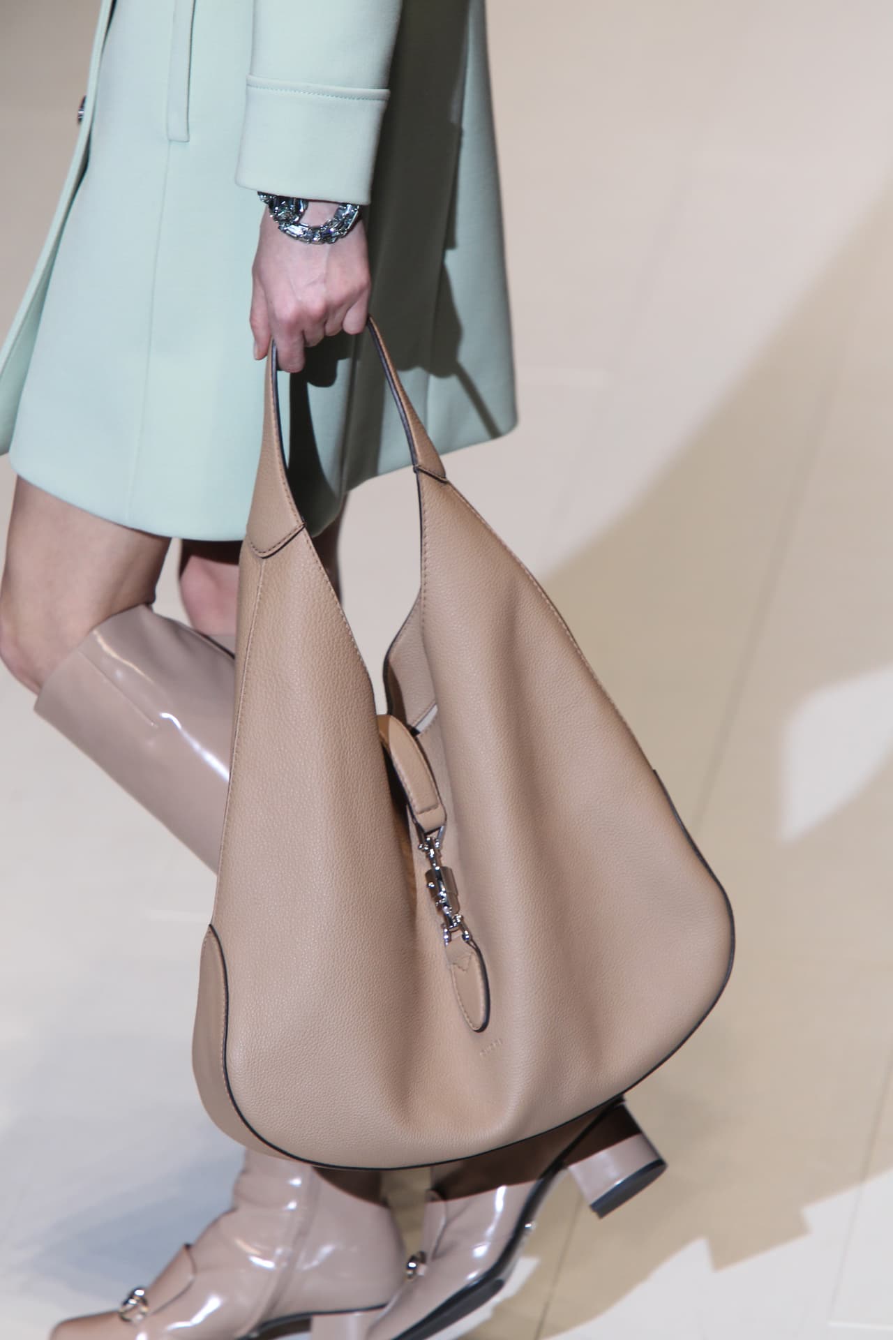 El bolso hobo, con forma de media luna