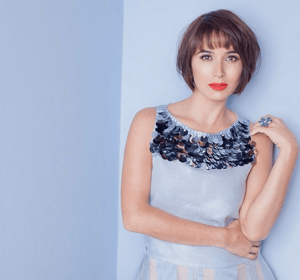 Vivió siete años en México donde estudió en la Escuela Nacional de Arte Teatral.