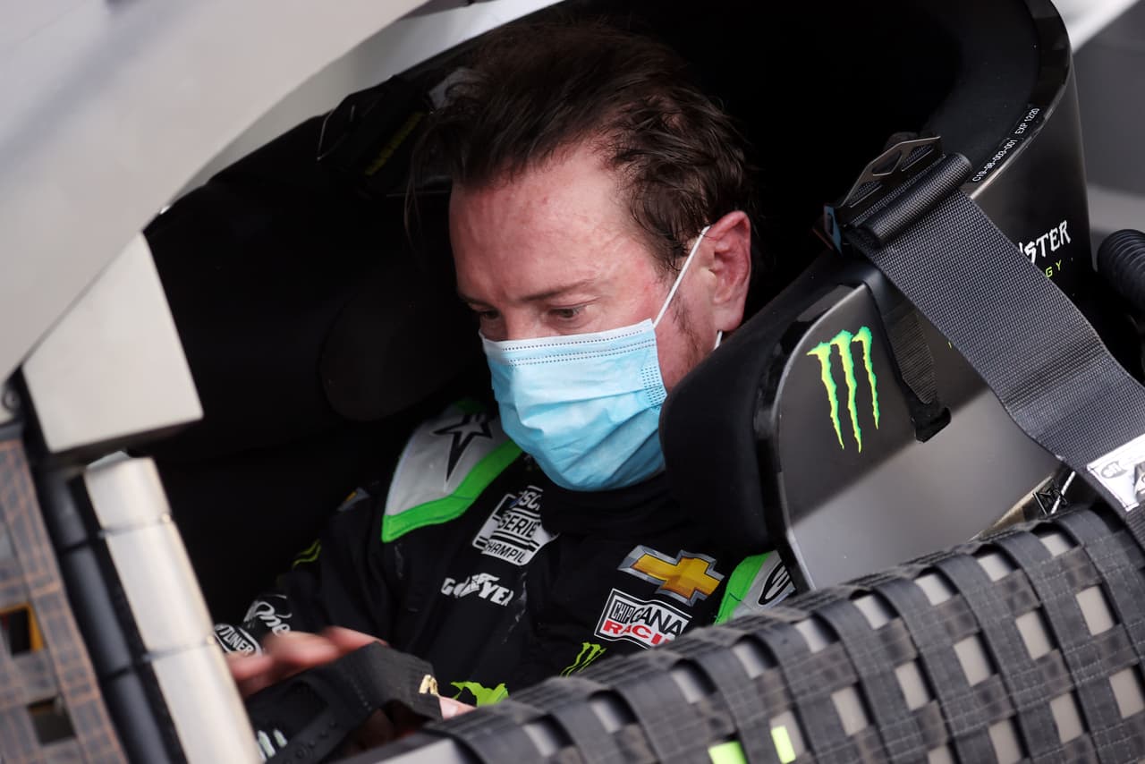 El piloto Kurt Busch durante la reapertura de la temporada de Nascar, en Darlington, Carolina del Sur, el 17 de mayo. Con las gradas totalmente vacías y con los pilotos utilizando algún tipo de mascarilla para protegerse del coronavirus, se reanudó la temporada de carreras de Nascar. Este es el primer espectáculo deportivo profesional en reabrir durante la pandemia.
<a href="https://www.univision.com/noticias/salud/mapa-actualizado-del-coronavirus-cifras-de-casos-confirmados-y-fallecidos"><u>Vea aquí nuestro mapa actualizado del coronavirus: cifras de casos confirmados y fallecidos</u></a>