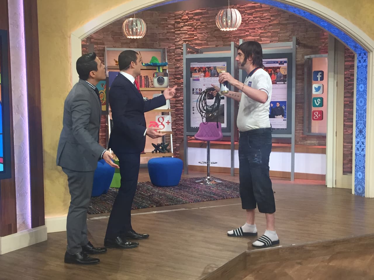 Alejandro Chabán y Alan Tacher recibieron a este fanático del fútbol, ¡a quien le encanta la cerveza!