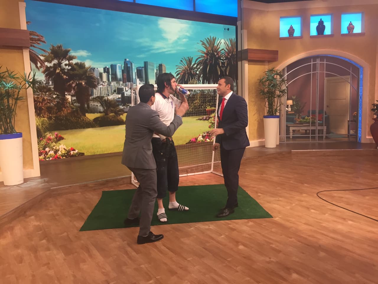 ¡Salud! 'Nobby' tenía que refrescarse después de tanto esfuerzo.