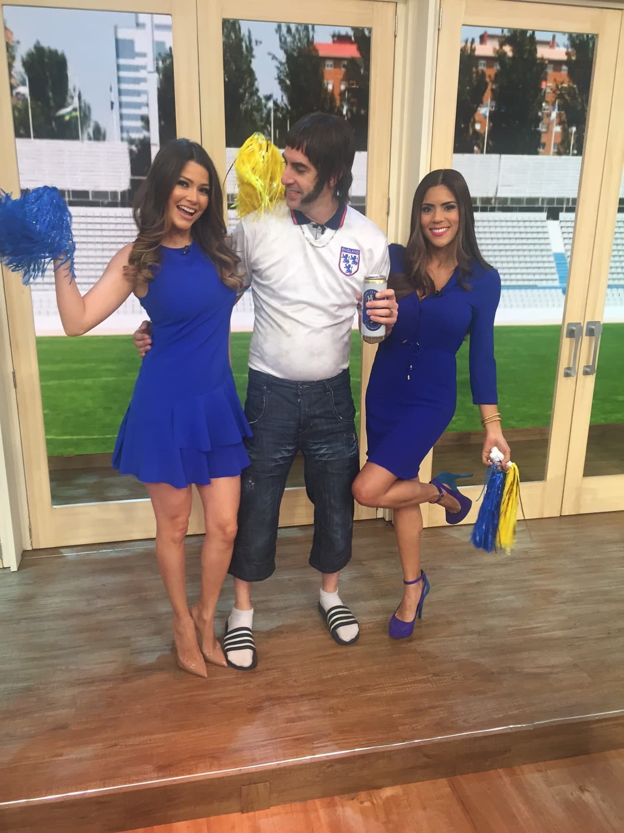 'Nobby' estaba encantado con sus porristas, Ana y Francisca listas para apoyarlo.