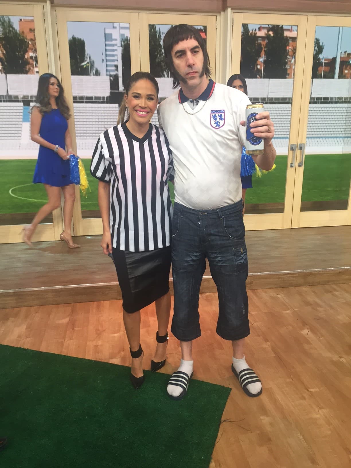 Nuestro árbitro, Karla Martínez, listísima para marcar cualquier falta.