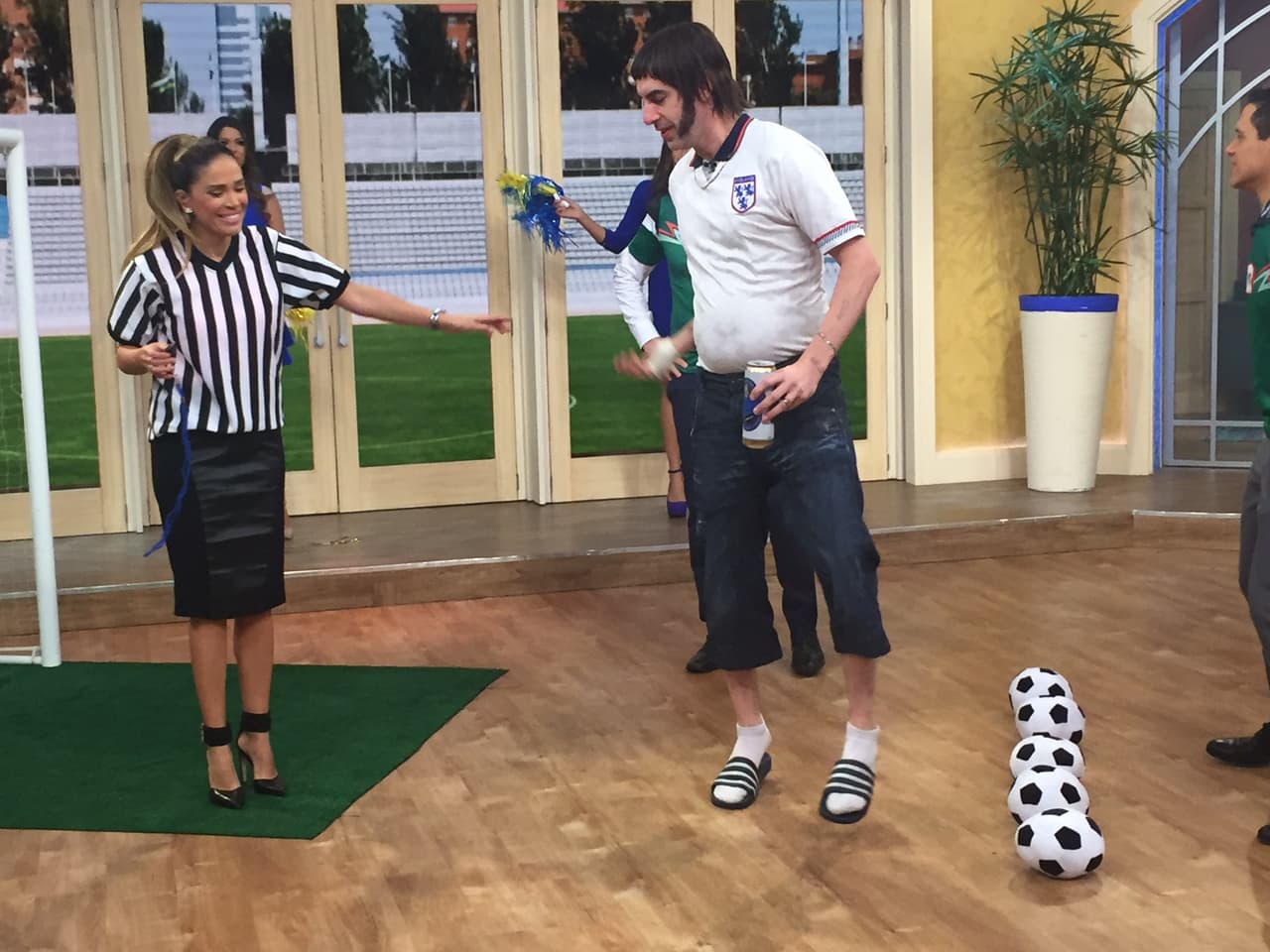 ¿Podrá meter gol en la portería? 'Nobby' no llevaba tenis y la cerveza no la soltó para nada.