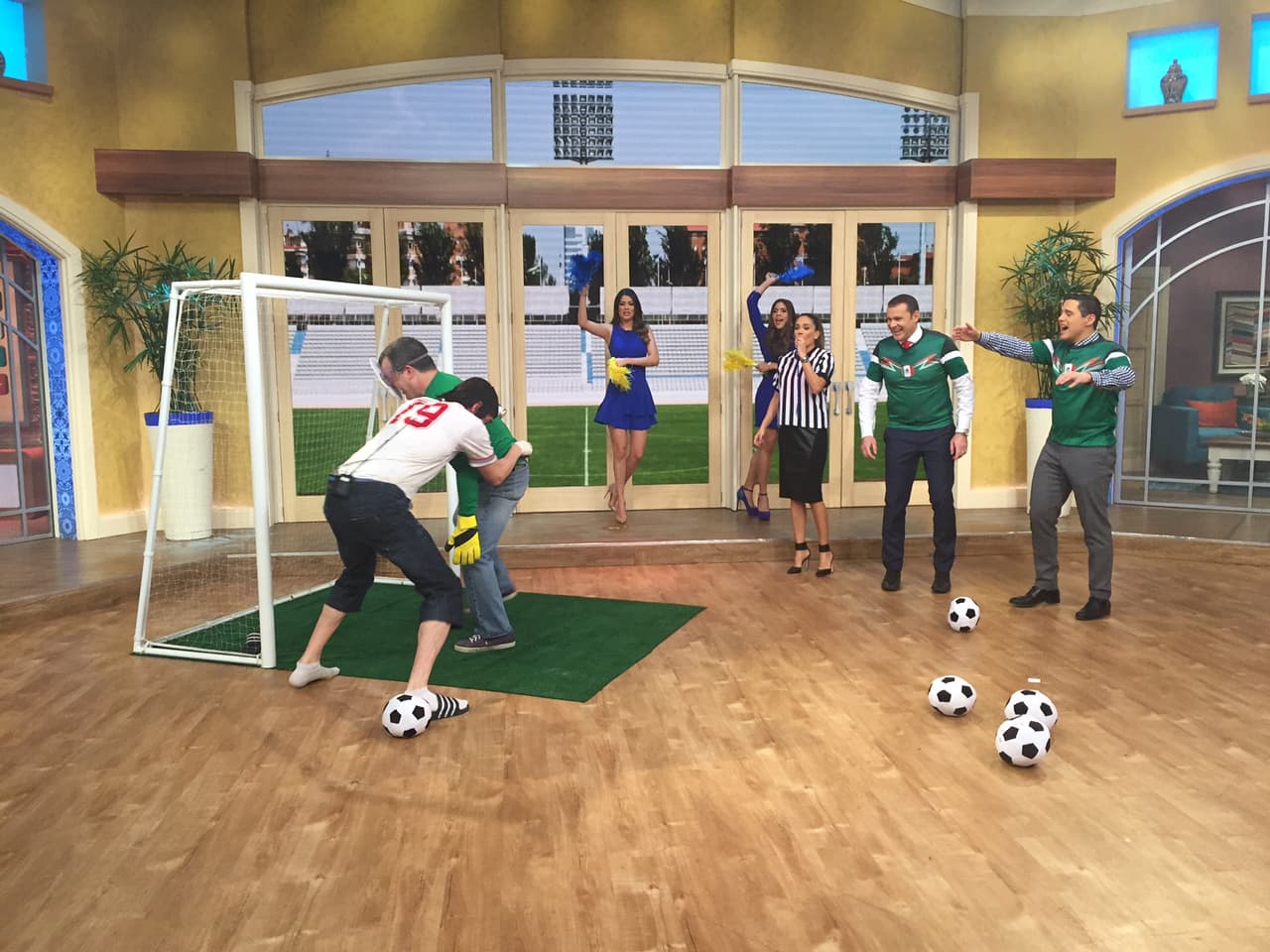 El balón nunca entró pero, ¡qué tal la chancla! 'Nobby' quería penales sin portero.