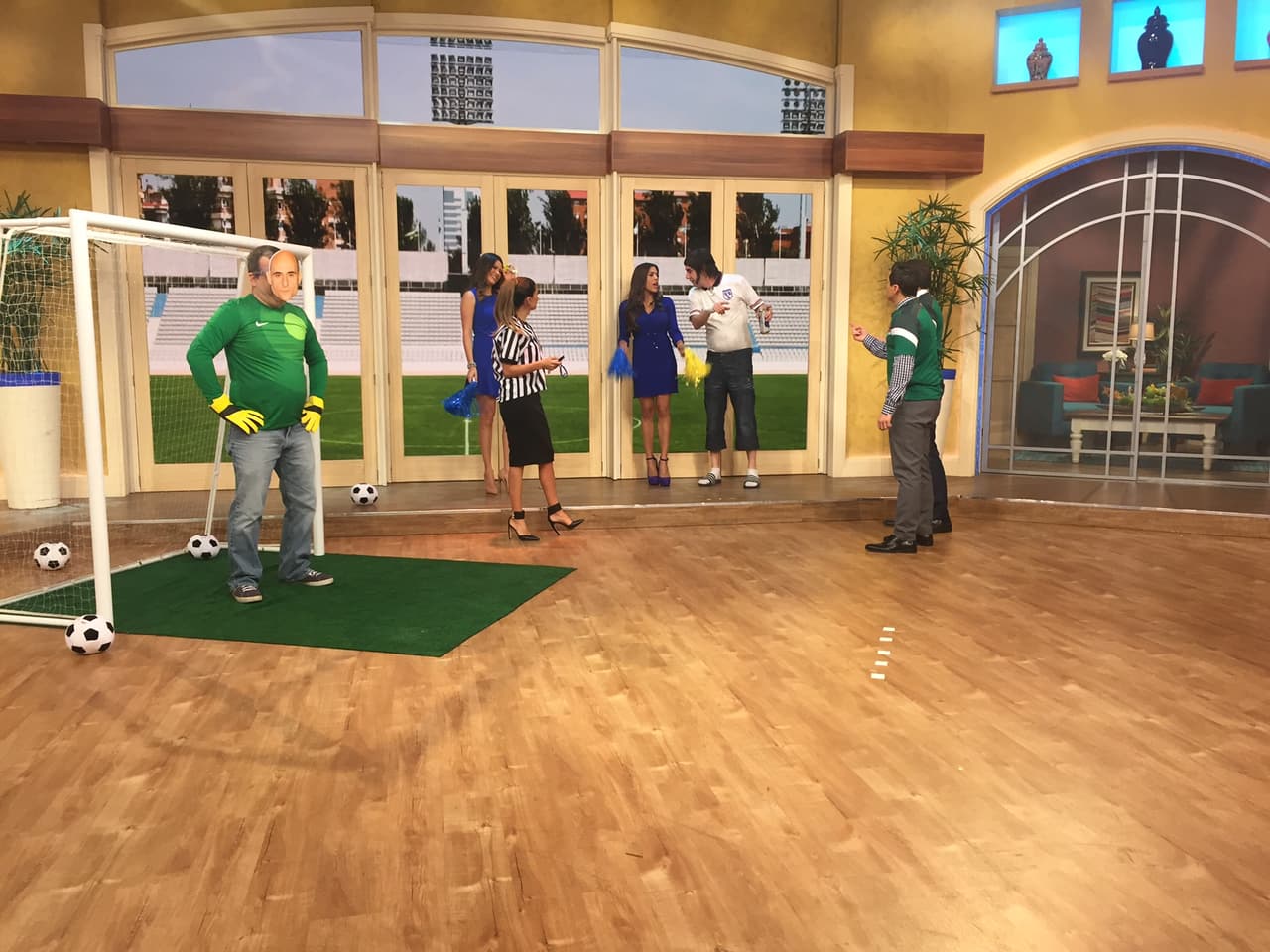 Y aunque nadie metió gol, 'Nobby' fue a festejar con las porristas.