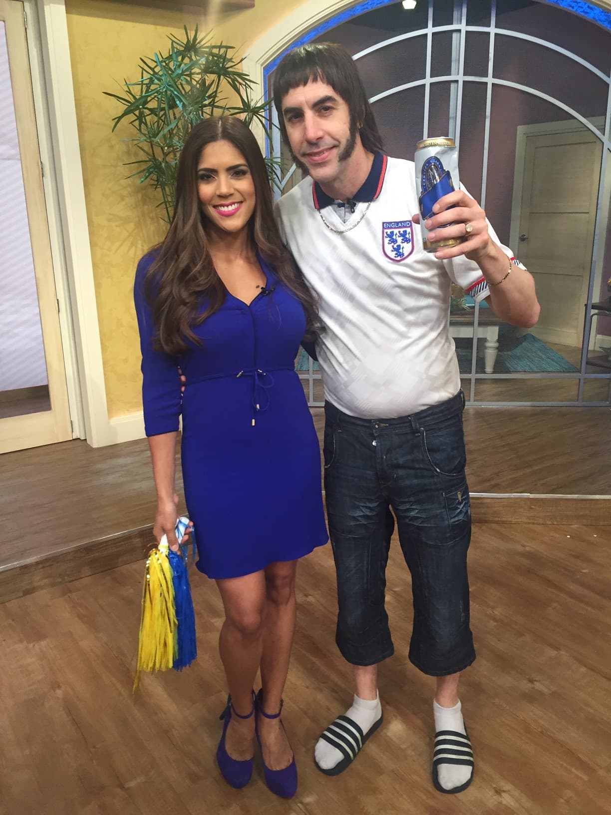 'Nobby' pasó a decir salud con Nuestra Reina de la Belleza Latina.