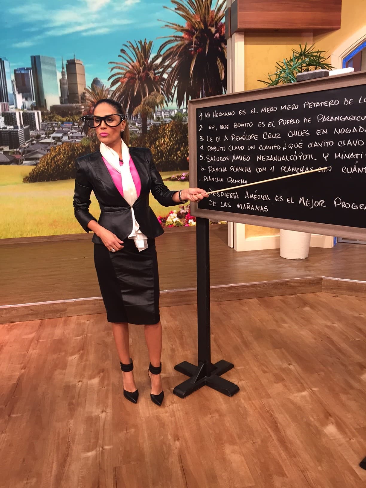 La maestra Karla es muy exigente y estaba lista para reprobar a sus alumnos.