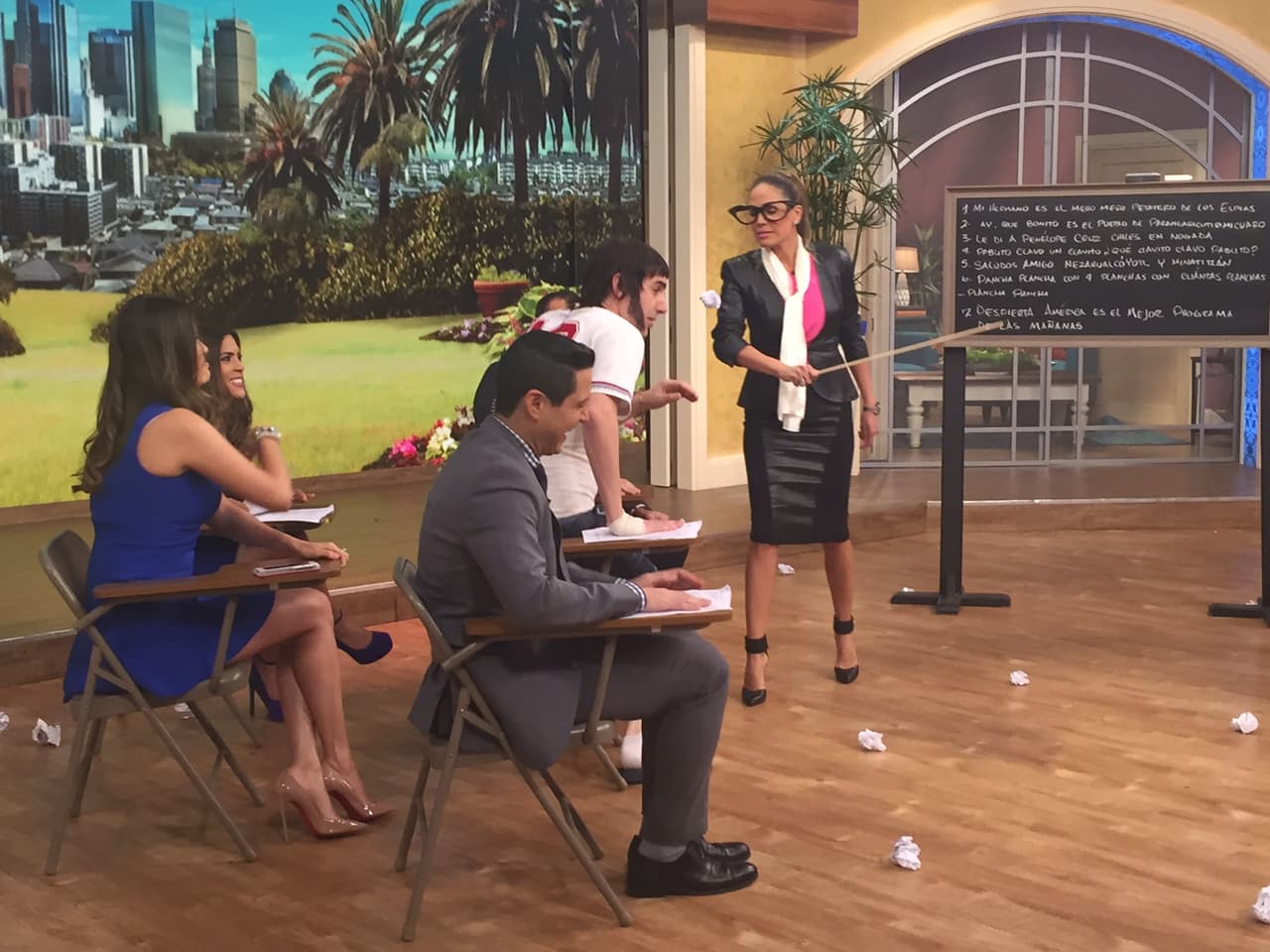 Por llegar tarde y por mal portado, 'Nobby' tuvo que pasar al pizarrón.