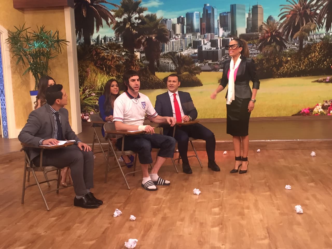 Estos niños son muy mal portados, la maestra tendrá que ser más exigente.