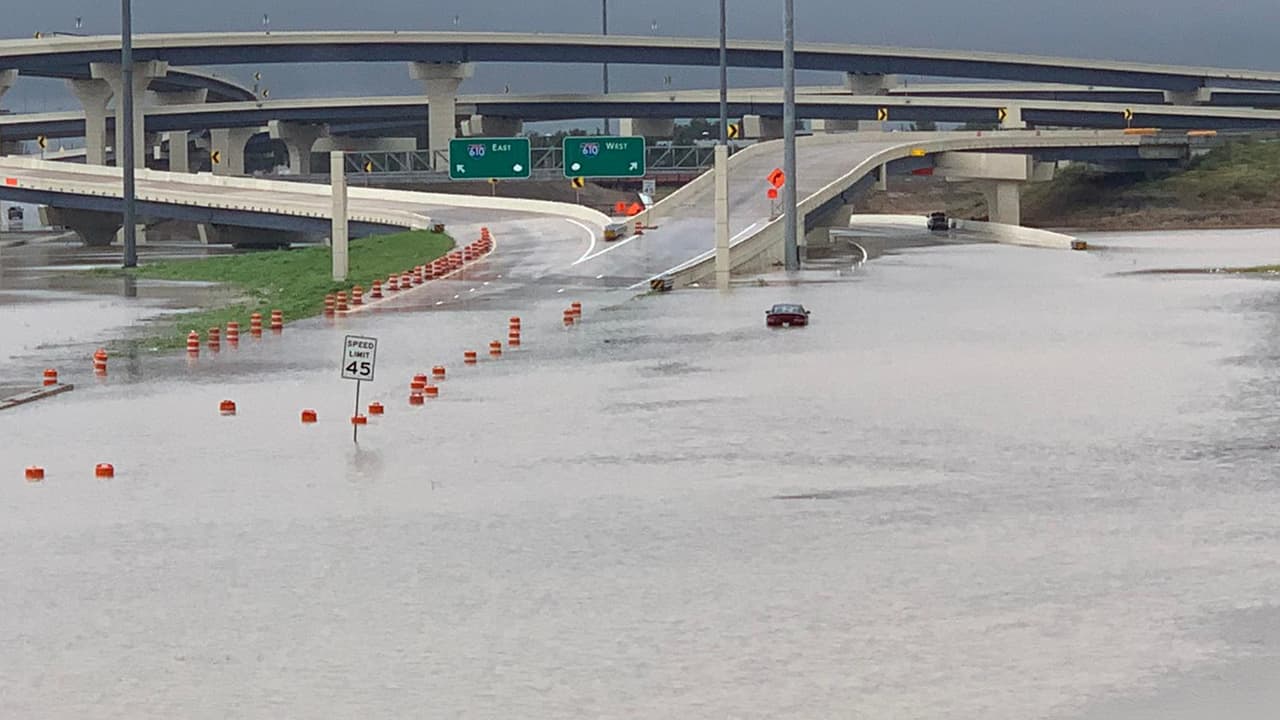 La 
<a href="https://www.univision.com/local/houston-kxln/reportalo-residentes-de-houston-comparten-videos-del-embate-de-la-depresion-tropical-beta-fotos">depresión tropical Beta</a> impactó el sureste de Texas desde la noche del lunes, dejando autopistas y calles inundadas en el área de Houston. Esta imágen fue captada en 288 & Holly Hall St, el martes por la mañana.