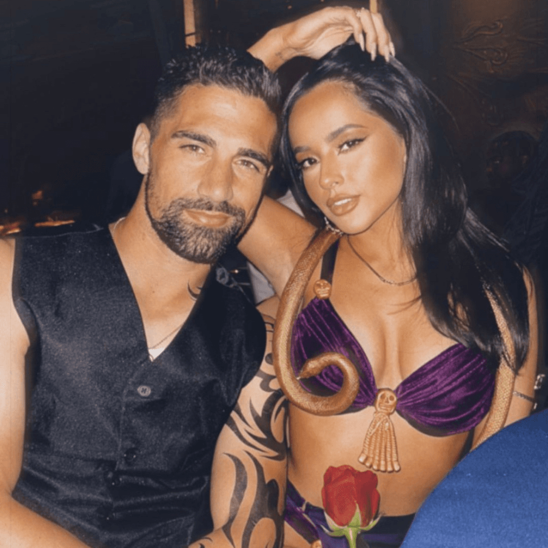 <a href="https://www.univision.com/musica/asi-reaccionaron-angela-aguilar-becky-g-los-recoditos-y-los-artistas-a-su-nominacion-a-los-latin-grammy-2022-fotos" target="_blank">Becky G</a> y el futbolista Sebastián Lletget, se disfrazaron de Santanico Pandemonium & Seth Grecko, personajes de la serie de películas From Dusk till Dawn.