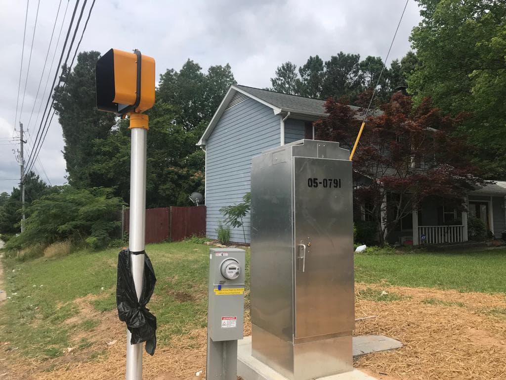 Solo falta retirar el plástico de las señales de tránsito en la intersección de Louisburg Road Fox Road en Raleigh para que los semáforos comiencen a funcionar