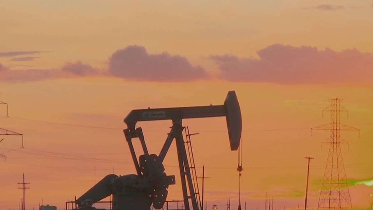 Trump presiona a California para aumentar producción de petróleo ante crisis