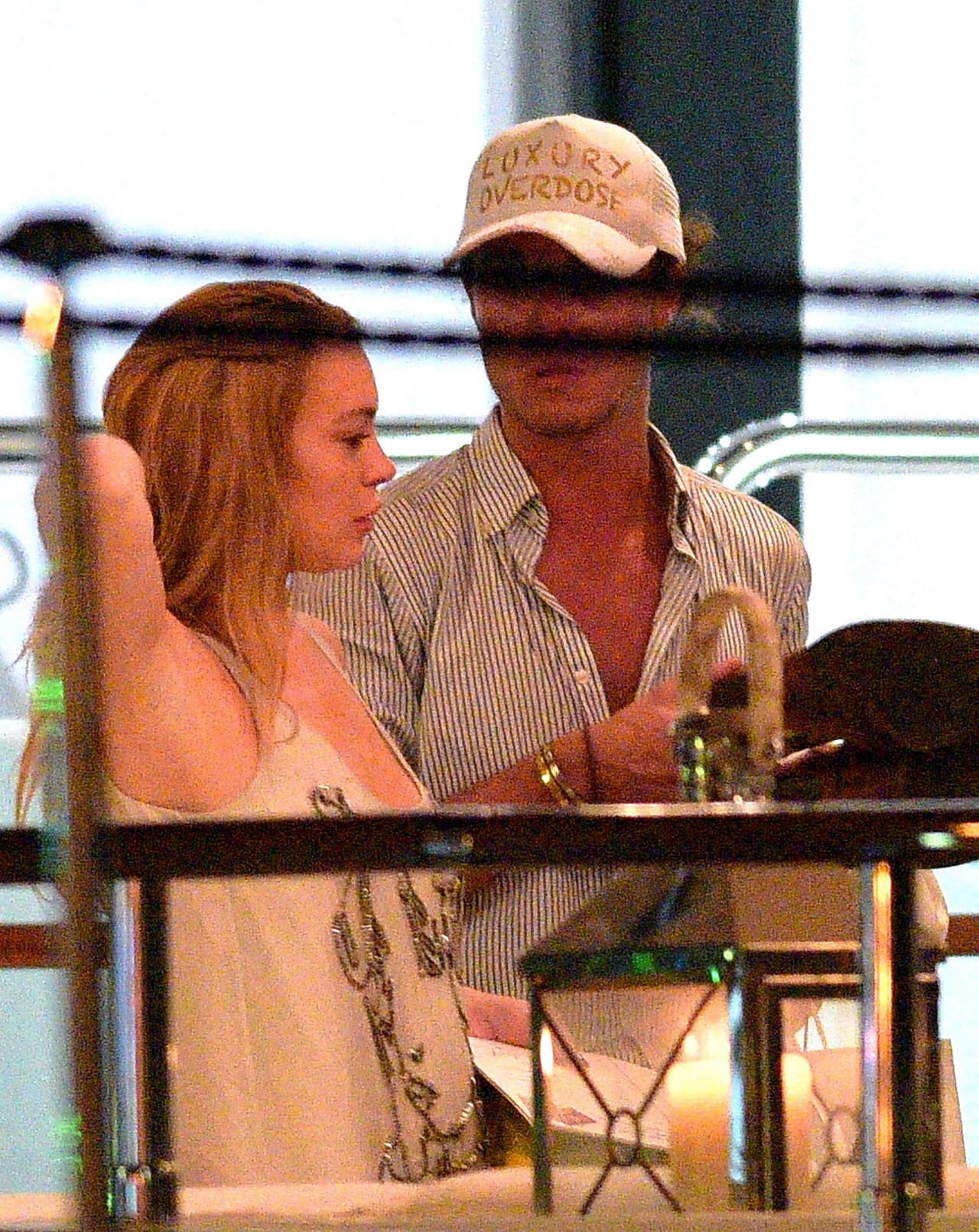 Un amigo la acompañaba.