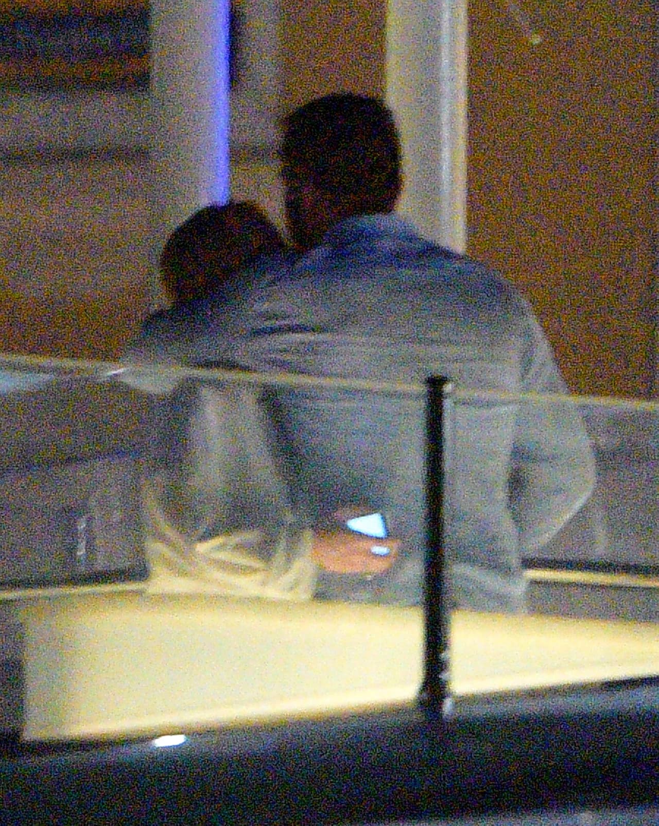 La tranquilizó con un abrazo.