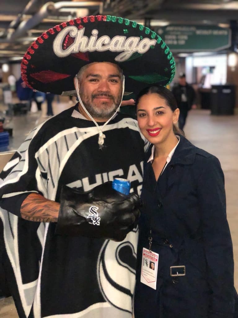 Si hay fiesta, comida y cerveza, pero hablan de beisbol también, es increíble.