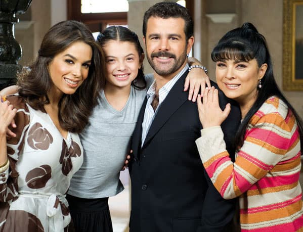 Diez años después, el productor Carlos Moreno la convenció de regresar a la pantalla chica. Ella y su esposo tuvieron una pequeña pero importante participación en el melodrama 'En nombre del amor'.