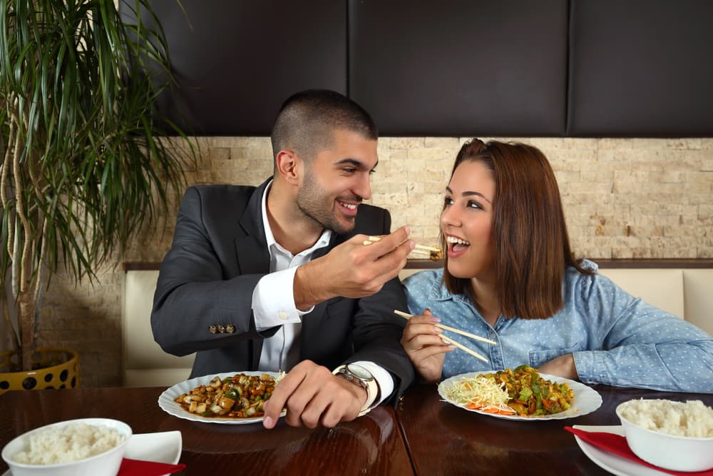 Tú vas a actuar según tu conciencia, según tus convicciones, y a la hora de buscar una relación de pareja, si estás soltero, o soltera, no te vas a preocupar por los gustos, pues eso no tiene ninguna importancia, a uno le puede gustar la comida china, y al otro comida italiana, eso no tiene nada que ver.