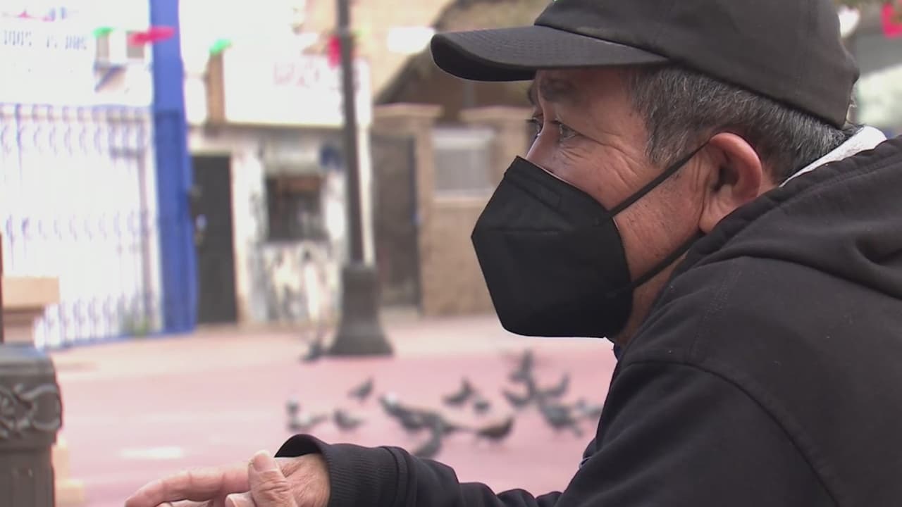 No toca ningún instrumento, pero ha salido adelante al lado de los músicos de la Plaza del Mariachi