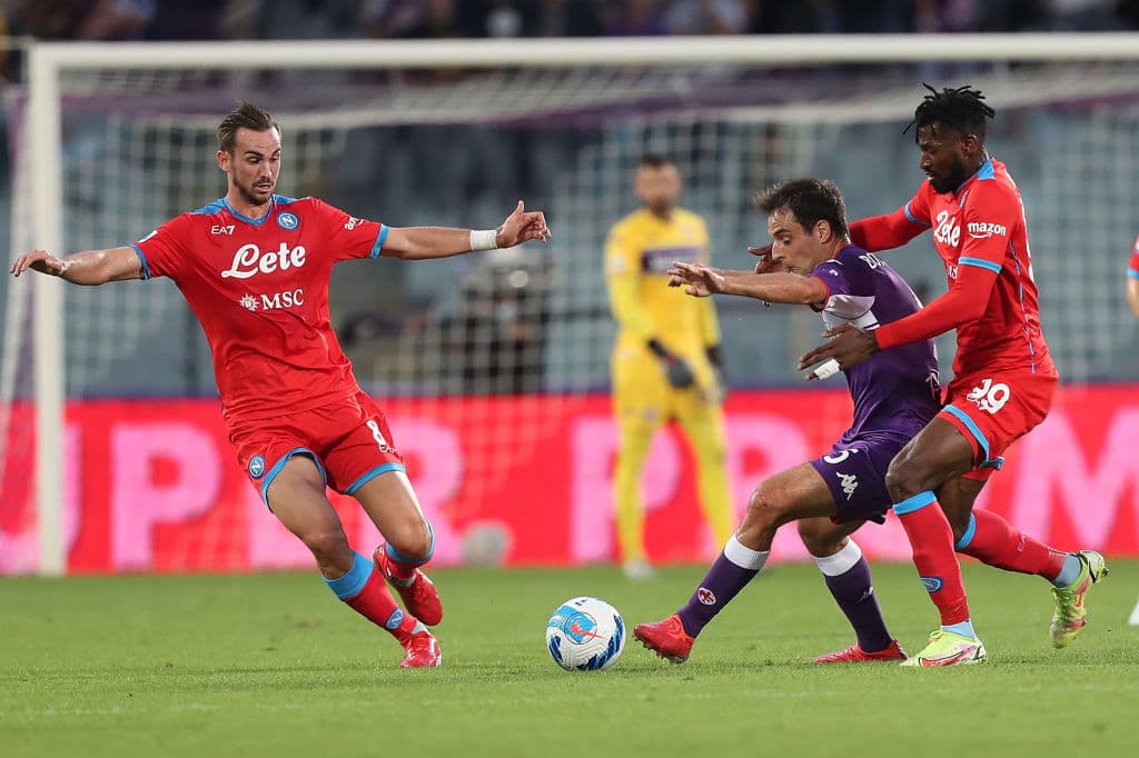 Napoli supera a la Fiorentina 2-1 en su visita a Florencia. Lucas Martínez ponía arriba a los locales al minuto 28, pero el mexicano Hirving Lozano empataba el partido y su compañero Amir Rrahmani cerró el triunfo para la 'Azzurra' en la J7 de la Serie A.