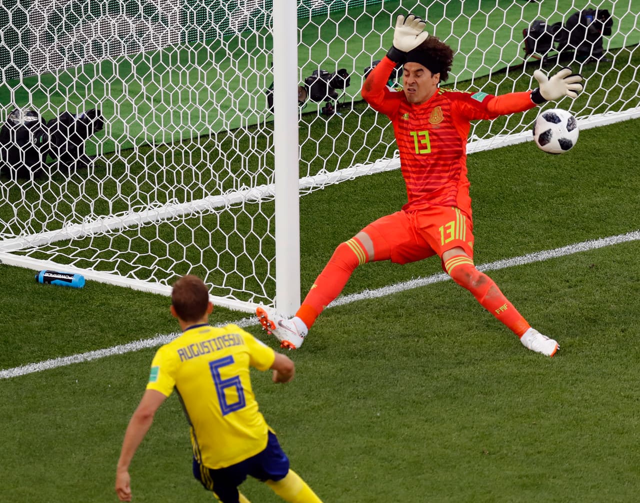 106.- Ludwig Augustinsson (Suecia) al minuto 50. México 0-1 Suecia.