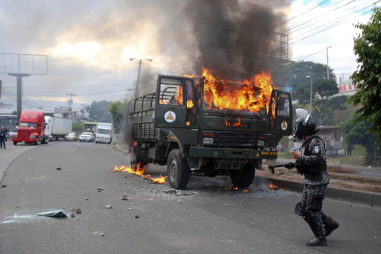 En Tegucigalpa un vehículo de transporte de tropas del Ejército fue incendiado, mientras continúan bloqueos en al menos tres vías de entrada en la ciudad por partidarios opositores.