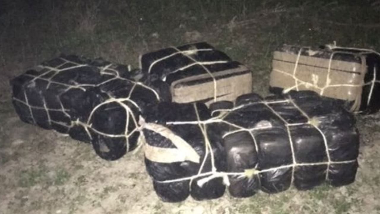 En Garceno, Texas un grupo de contrabandistas abandonó paquetes de marihuana que pesaban 280 libras con un valor estimado de entre 224 mil y 368 mil dólares. El hallazgo de la droga ocurrió el 5 de febrero.
<br>