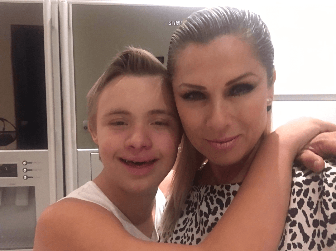 "Mis hijos nunca han estado acostumbrados a una
<b> <a href="https://www.univision.com/famosos/lety-calderon-celebra-el-cumpleanos-16-de-su-hijo-luciano-y-le-dedica-un-emotivo-mensaje-fotos">exorbitante vida de glamur</a></b>. Nos encanta ir al mercado a comer sopes, la pancita, a las fondas (restaurantes económicos). No somos de marcas, mis hijos son bastante conscientes cuando hay y cuando no hay".
<br>