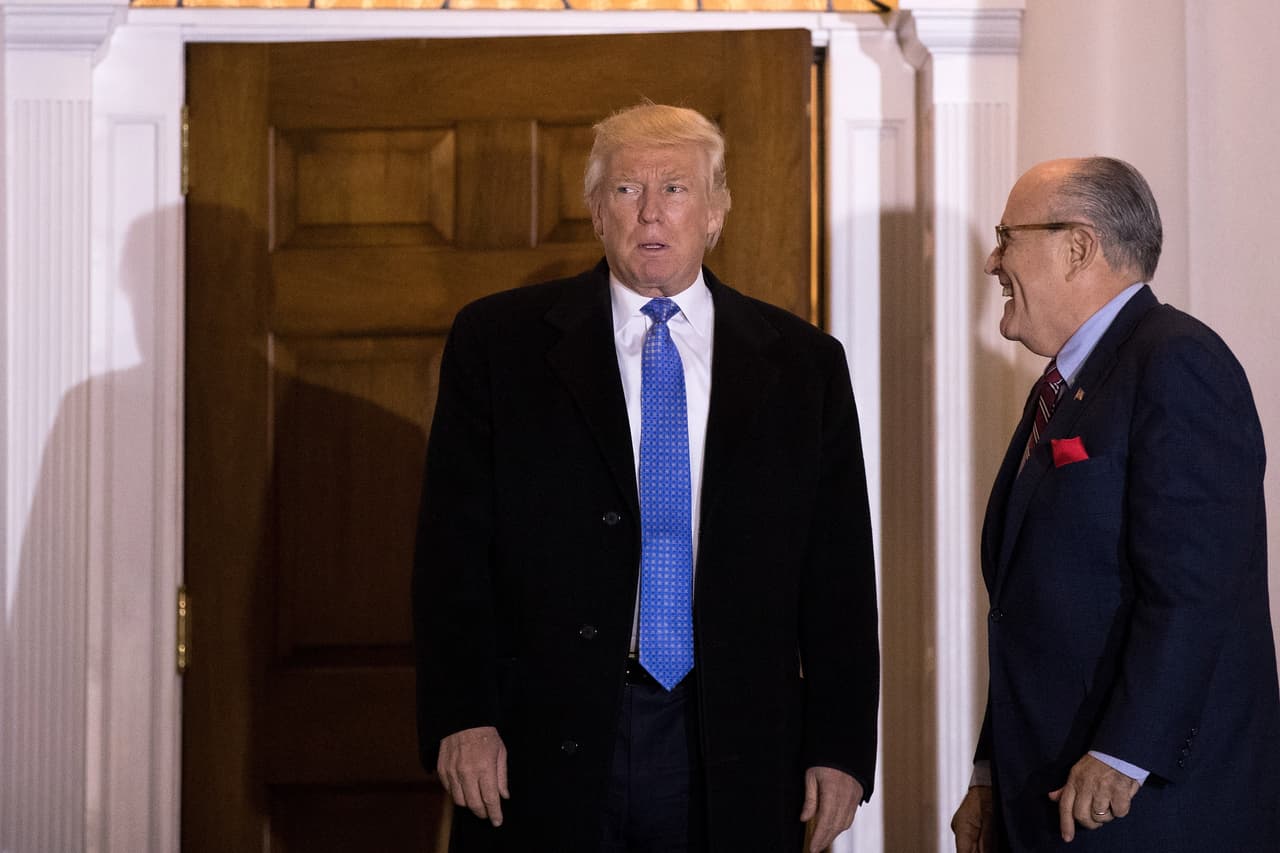 Giuliani contradice a Trump, Trump contradice a Giuliani: 7 versiones diferentes sobre el caso 'Stormy Daniels'