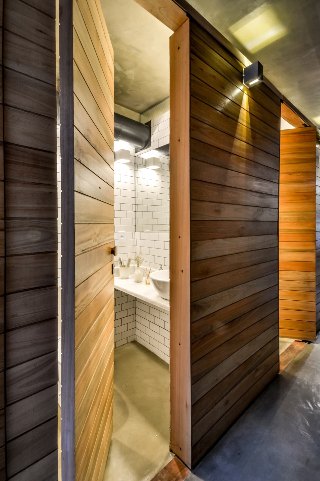 Los baños también están hechos bajo este material.