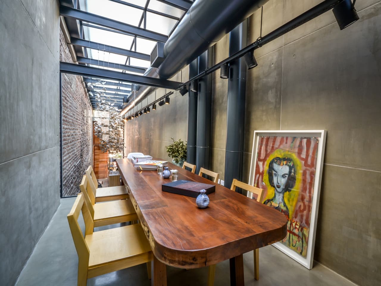 En los interiores del delgado restaurante, el techo fue reemplazado por el vidrio lo que le da mucha luz al lugar.