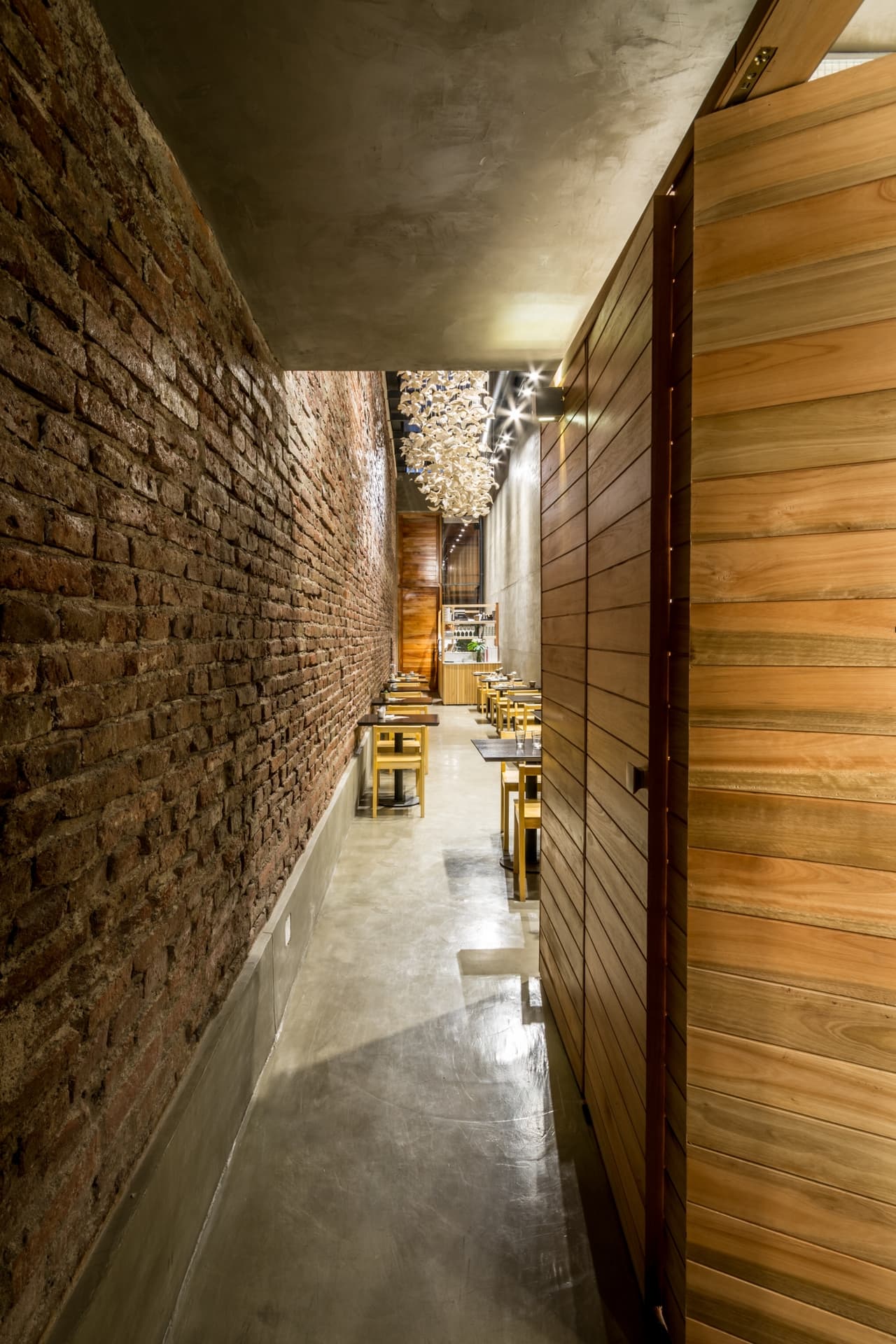 La bodega está cubierta de madera.