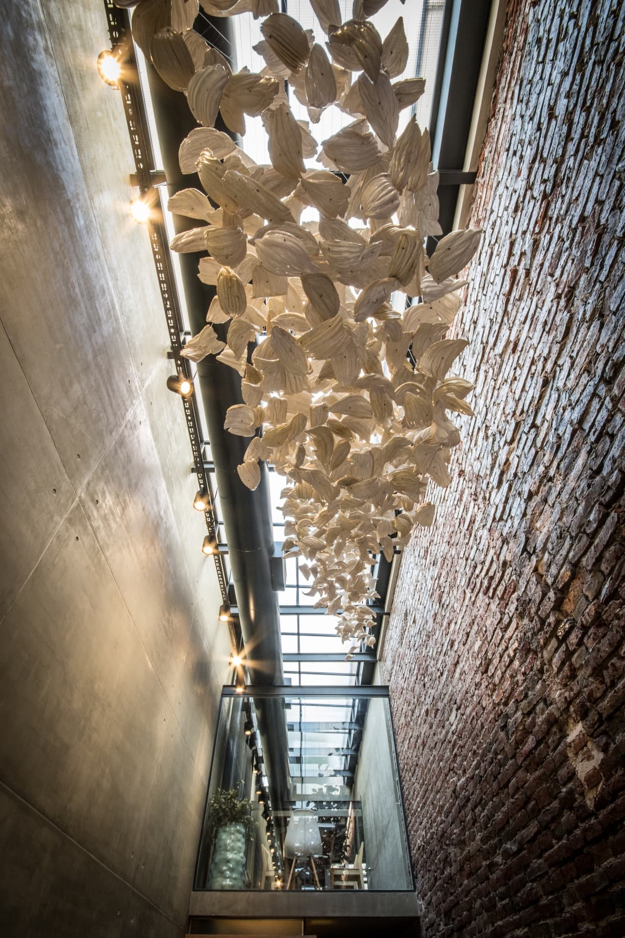 También tiene muchas aves en el techo en alusión al nombre del recinto.