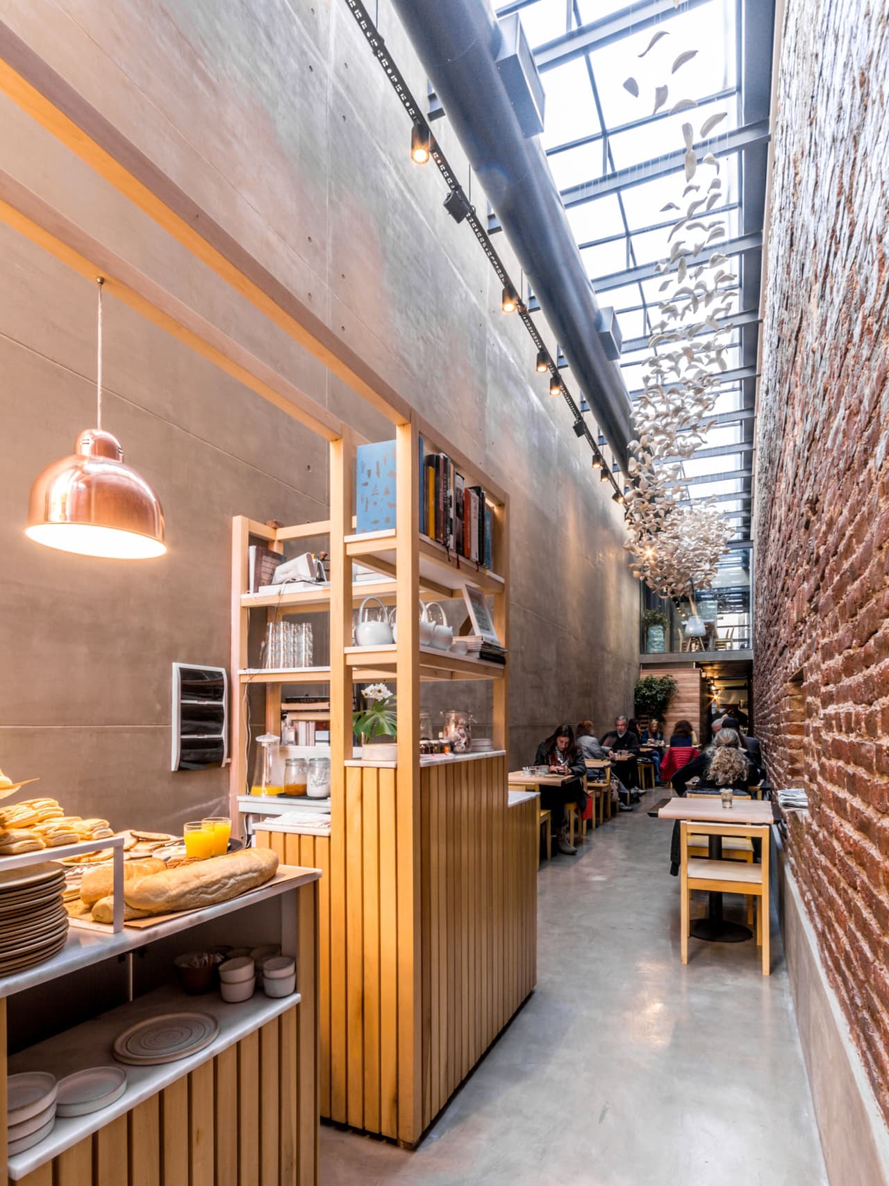 Así que si quieres ir a degustar algún platillo típico de la tierra del tango es el lugar indicado, pero también si quieres ir a tomar un trago es la opción; pues cuenta con servicio de Bar.