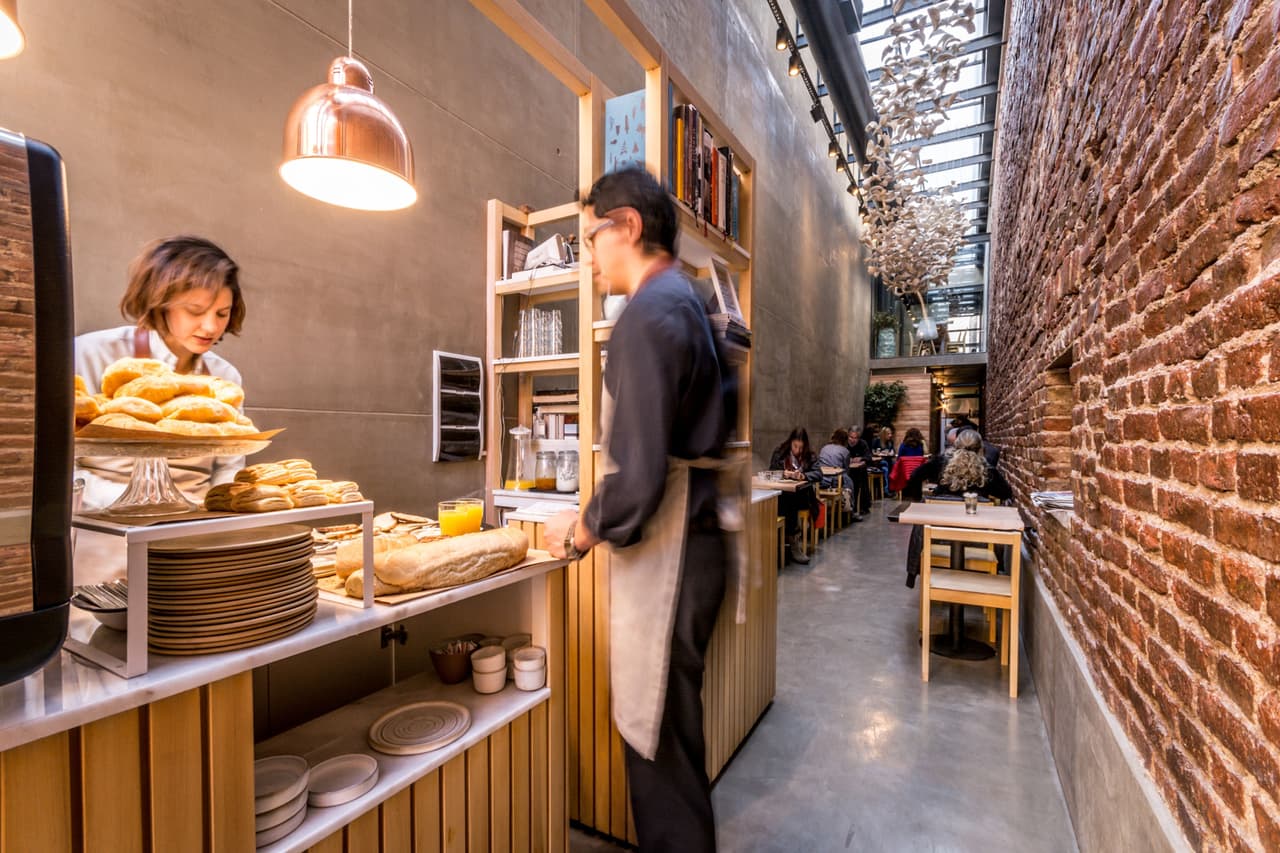 La visualización de Bedmar se vio cristalizada convirtiendo un simple pasillo en un restaurante-bar muy gourmet.