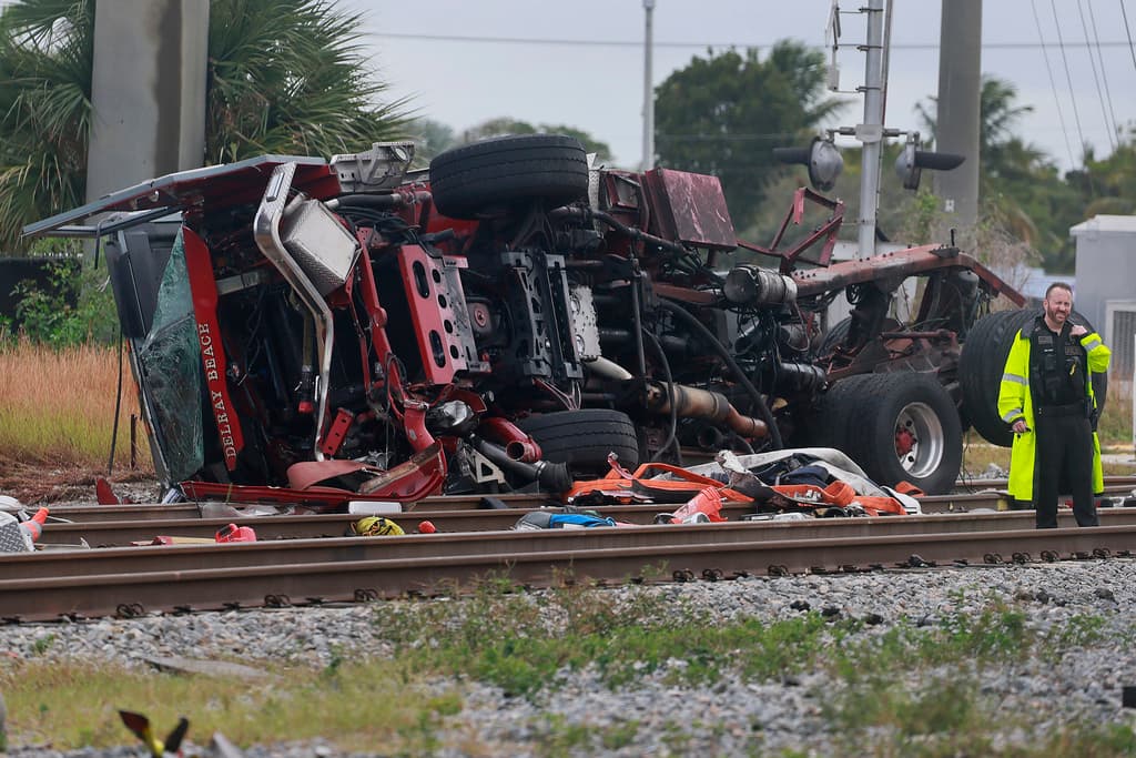 Un tren Brightline de alta velocidad chocó con un camión de bomberos en Delray Beach, Florida, dejando 15 heridos.