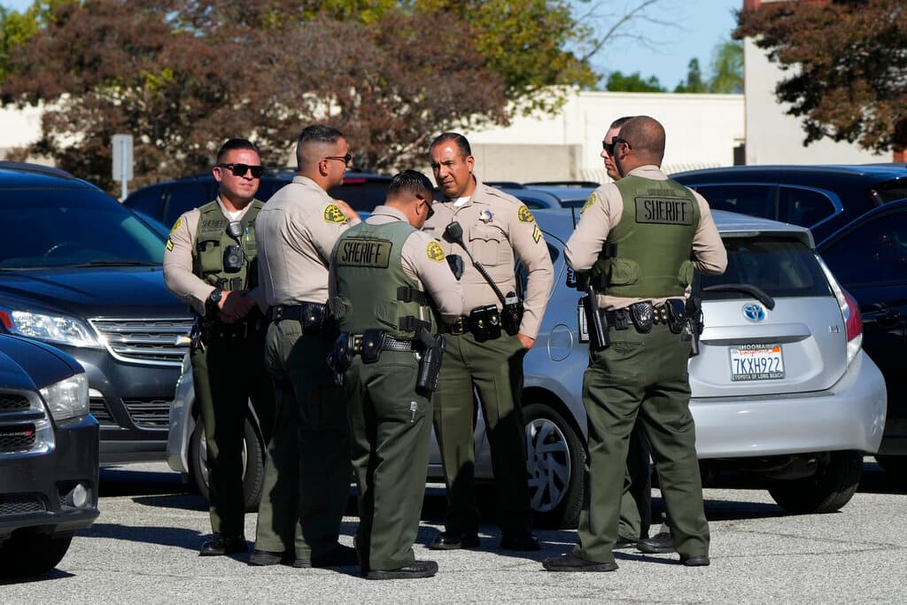 “Nuestros corazones están con los reclutas del alguacil del condado de Los Ángeles heridos esta mañana mientras entrenaban para servir a sus comunidades”, dijo el gobernador Gavin Newsom en un comunicado. “Jennifer y yo enviamos nuestros mejores deseos para su recuperación y apoyamos a sus seres queridos y colegas en el Departamento del Sheriff del Condado de Los Ángeles durante este momento difícil”.
