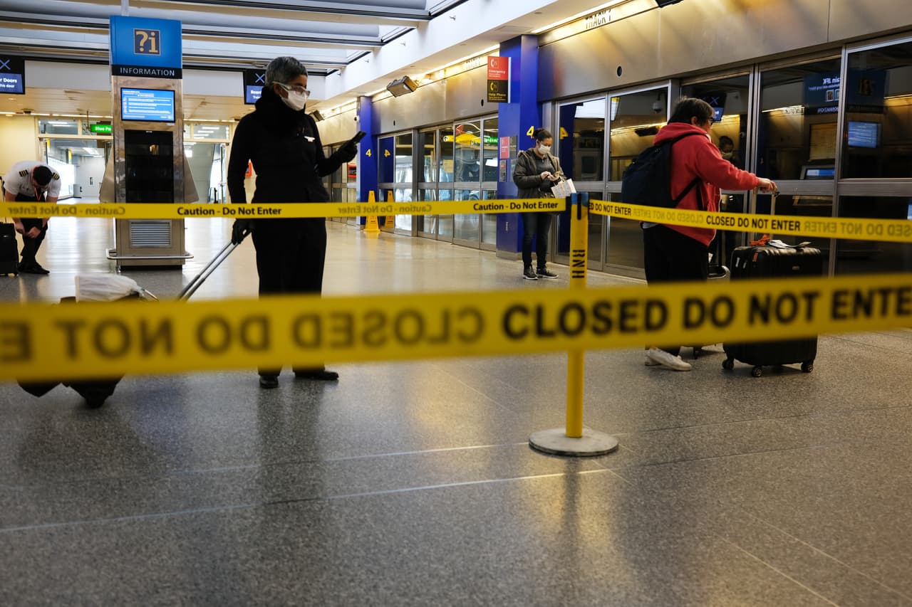 Arrestan a sospechoso en el JFK al intentar introducir fentanilo oculto en unas velas