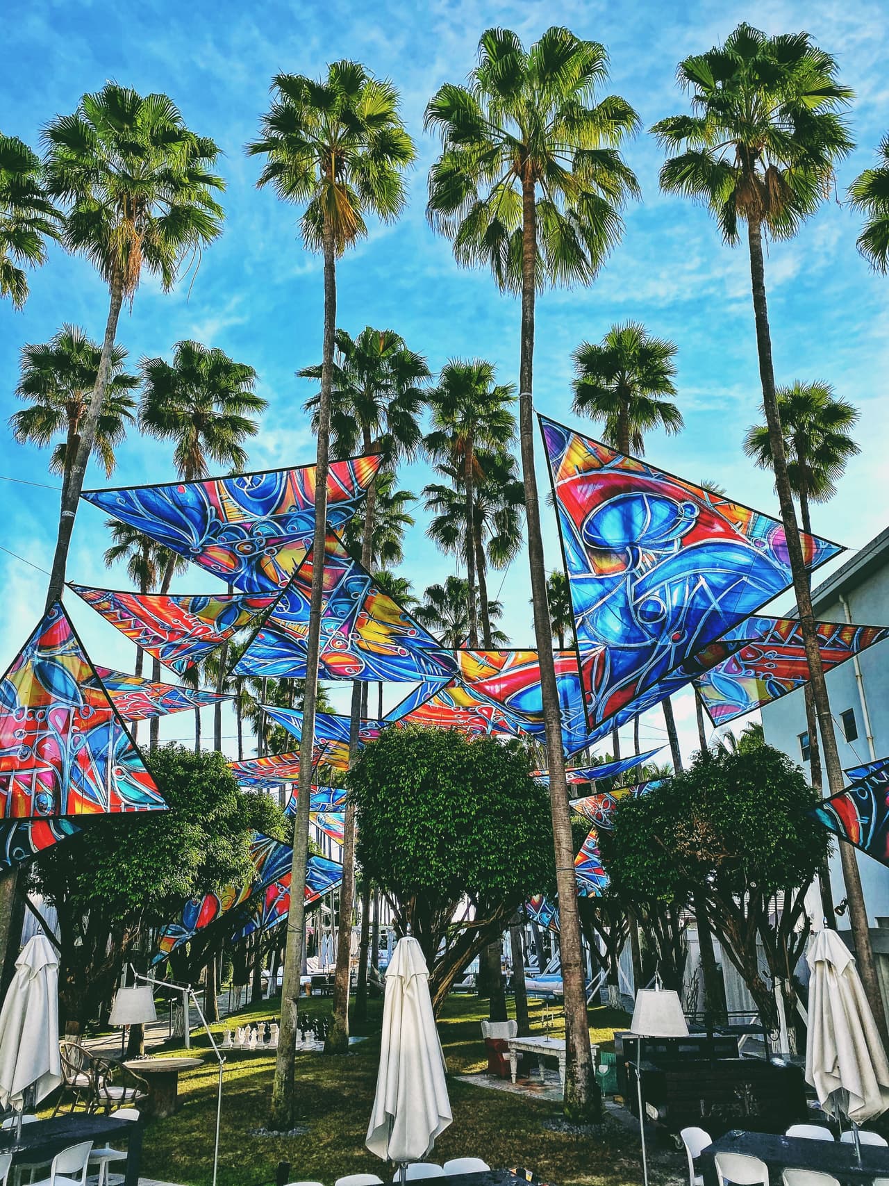 “Sail Away”, del artista cubano americano Alexander Mijares, logró transformar los jardines del mítico hotel Delano de South Beach, “transportando a los invitados a otro mundo”, según dijo. Mijares espera que la instalación brinde un momento de libertad a las personas, sin importar la situación que estén enfrentando.