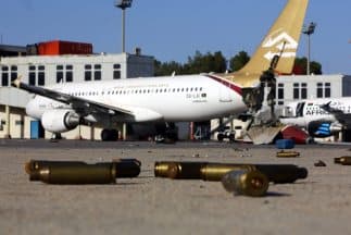 Un total de 11 aviones comerciales de Libyan Airlines y Afriqiyah Airways fueron tomados por los militantes cuando se apoderaron del aeropuerto.