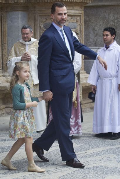 La princesa de Leonor acaba de ser nombrada princesa de Asturias y es la segunda en la línea de sucesión a la corona española.Actualmente estudia en un colegio muy cerca de sus padres, pero al igual que su padre el rey Felipe VI recibirá amplia formación militar y profesional.Sólo tiene ocho años, pero ella sabe su papel y demuestra su formación real en cada evento al que asiste. Toma clases de mandarín, ballet y practicar deporte.