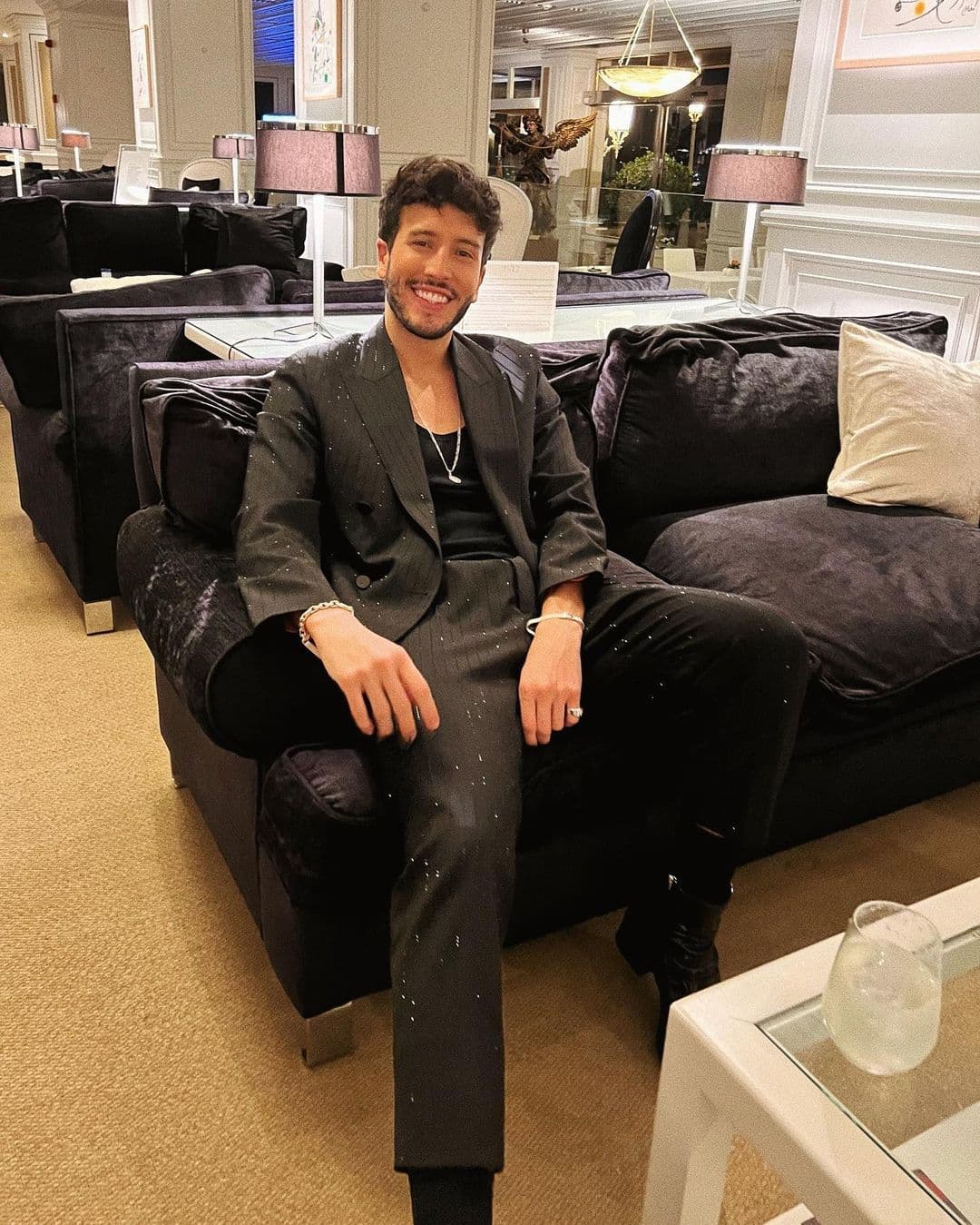 Después de la relación con Tini, a 
<b>Sebastián Yatra</b> se le relacionó con Clara Galle, la protagonista de su video Tacones rojos, pero la española tiene novio y con 'Sebas' solo tienen una muy buena amistad, así que a quienes les interese el colombiano, aún tienen oportunidad.