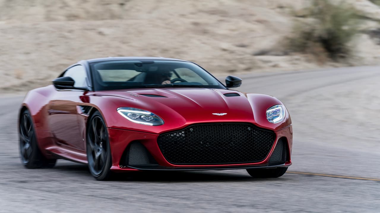 El nombre DBS Superleggera no es casual. Aston Martin utiliza dos legendarios nombres para identificar a su más reciente súper GT y vehículo insignia.