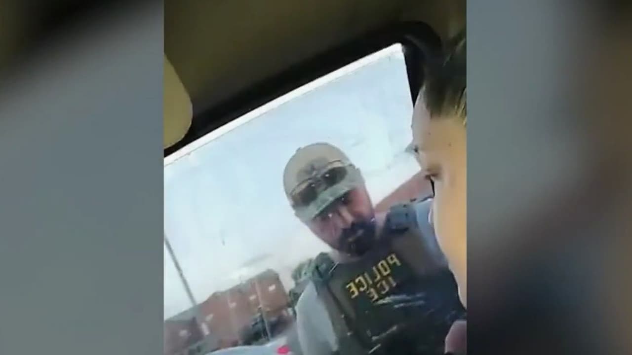 Madre de familia graba operativo de ICE y acusa que buscaban a otra persona; después fue arrestada en su casa