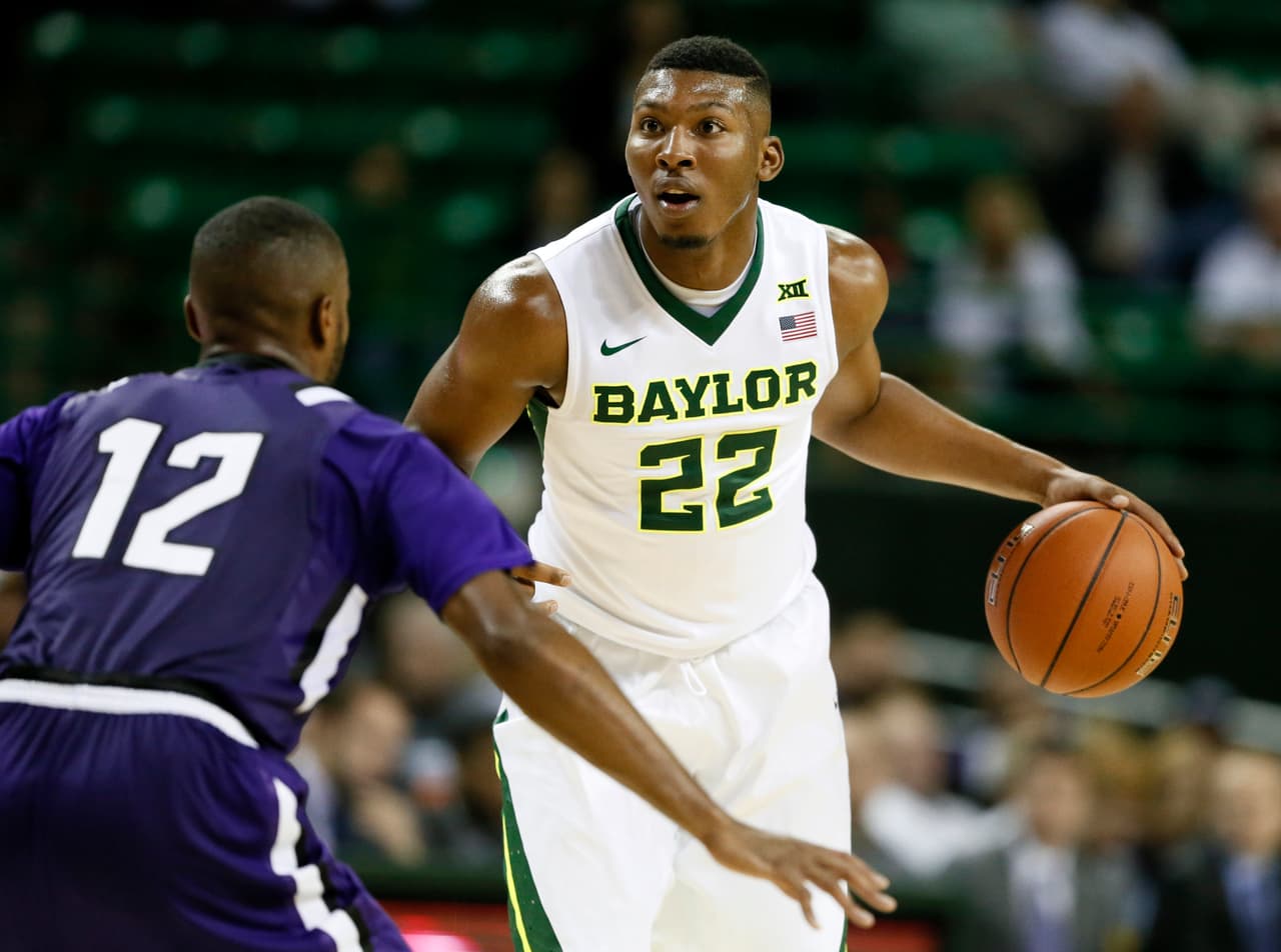 Hank Gathers (23 años) – La estrella del baloncesto universitario que jugaba con la en la Universidad de Loyola Marymount, falleció durante un partido a causa de un infarto.