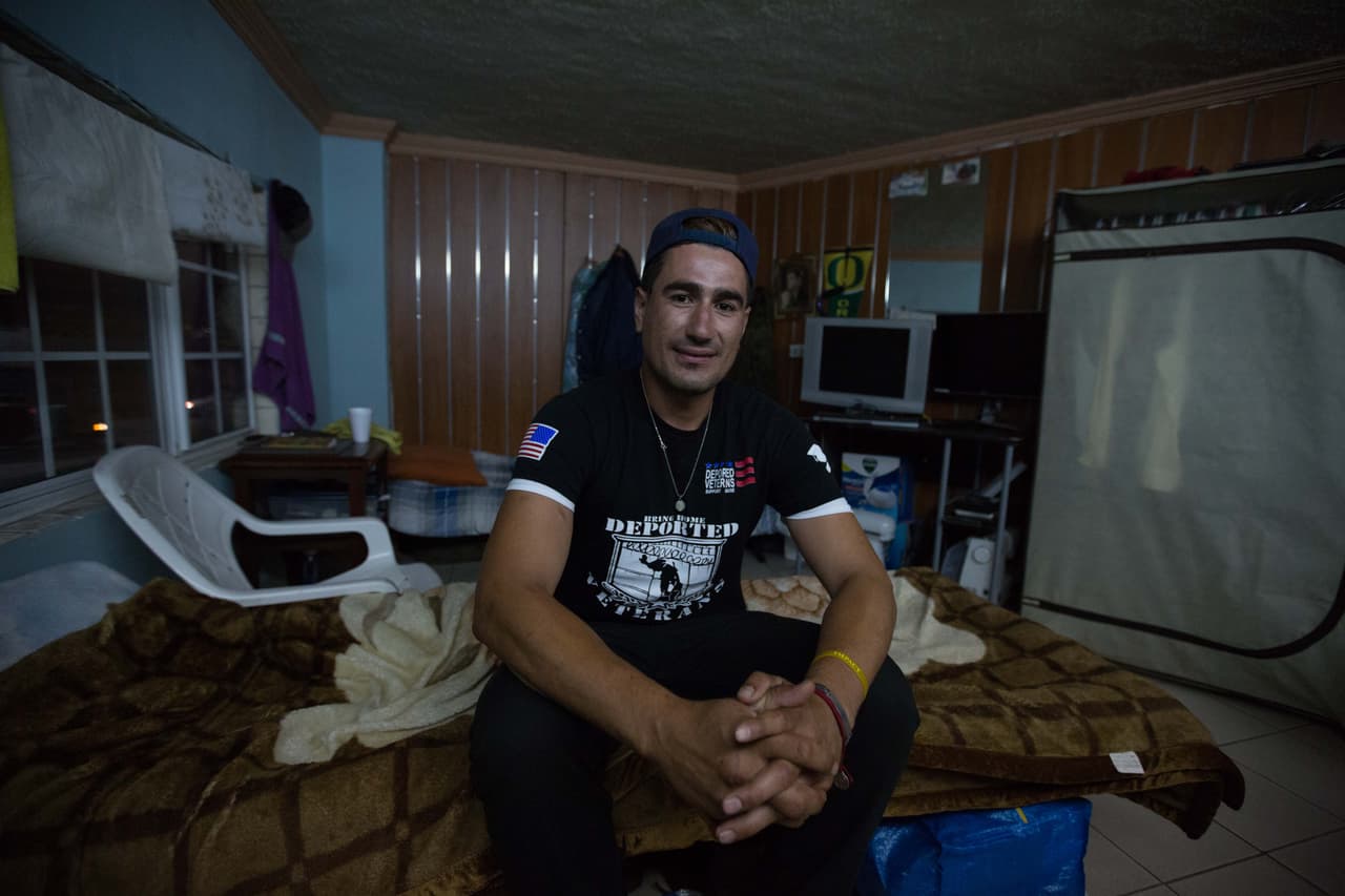 Salvador Herrera, 32 años. Llegó a California a los 3 años con su madre, sin documentos. Fue deportado hace cuatro años a pesar de que asegura que le suplicó al juez que no lo enviara a un lugar desconocido para él. "La deportación me ha llevado a las drogas", asegura.