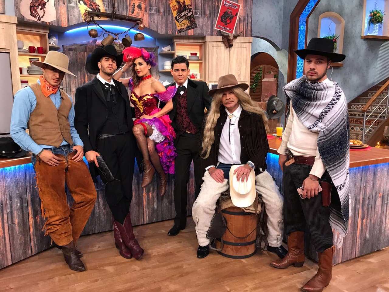 ¡Suertudota! Rodeada de puros galanes, Karla despidió una mañana de recuerdos.