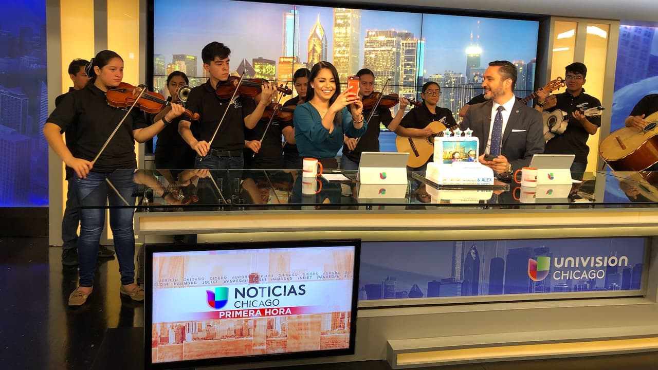 El conjunto mariachi siguió cantando otra canción para festejarlos.