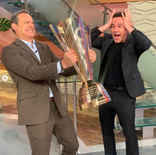 Como en esta postal, donde Tacher carga una copa que, cuenta la leyenda, no debería tocar, por bien del fútbol mexicano.